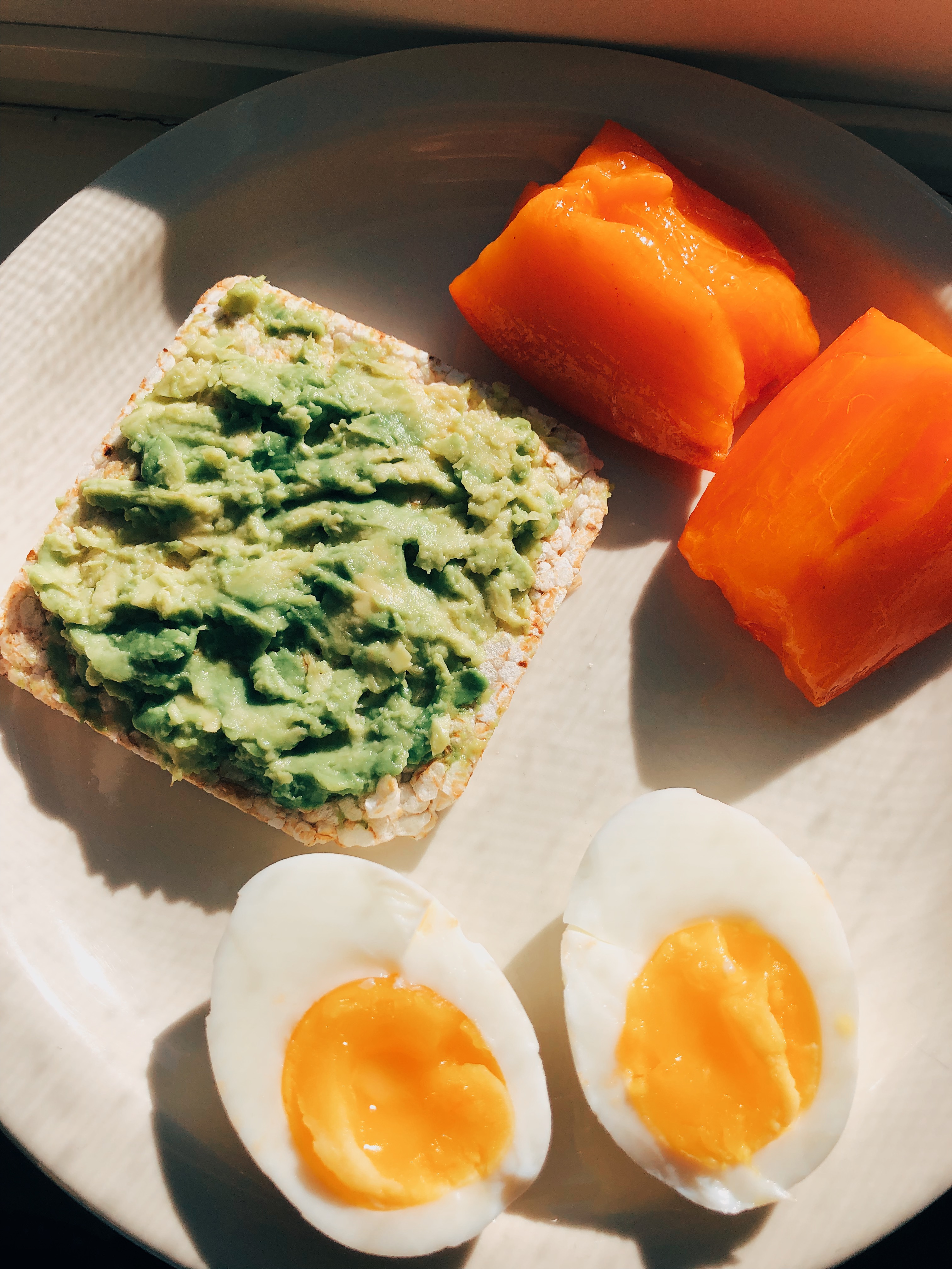 Boiled egg, persimmon, and avocado on rice cracker