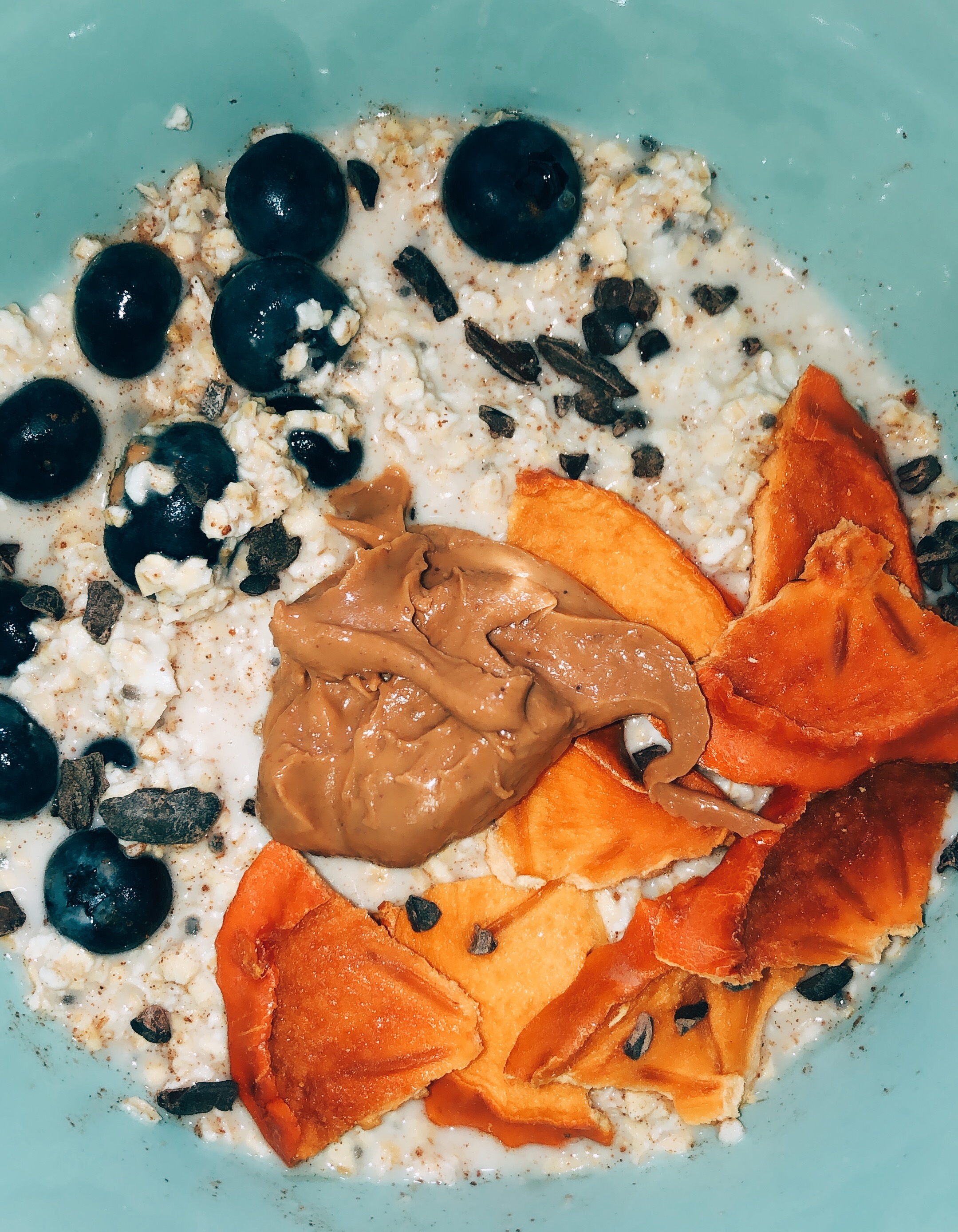 Oatmeal with persimmon and peanut butter