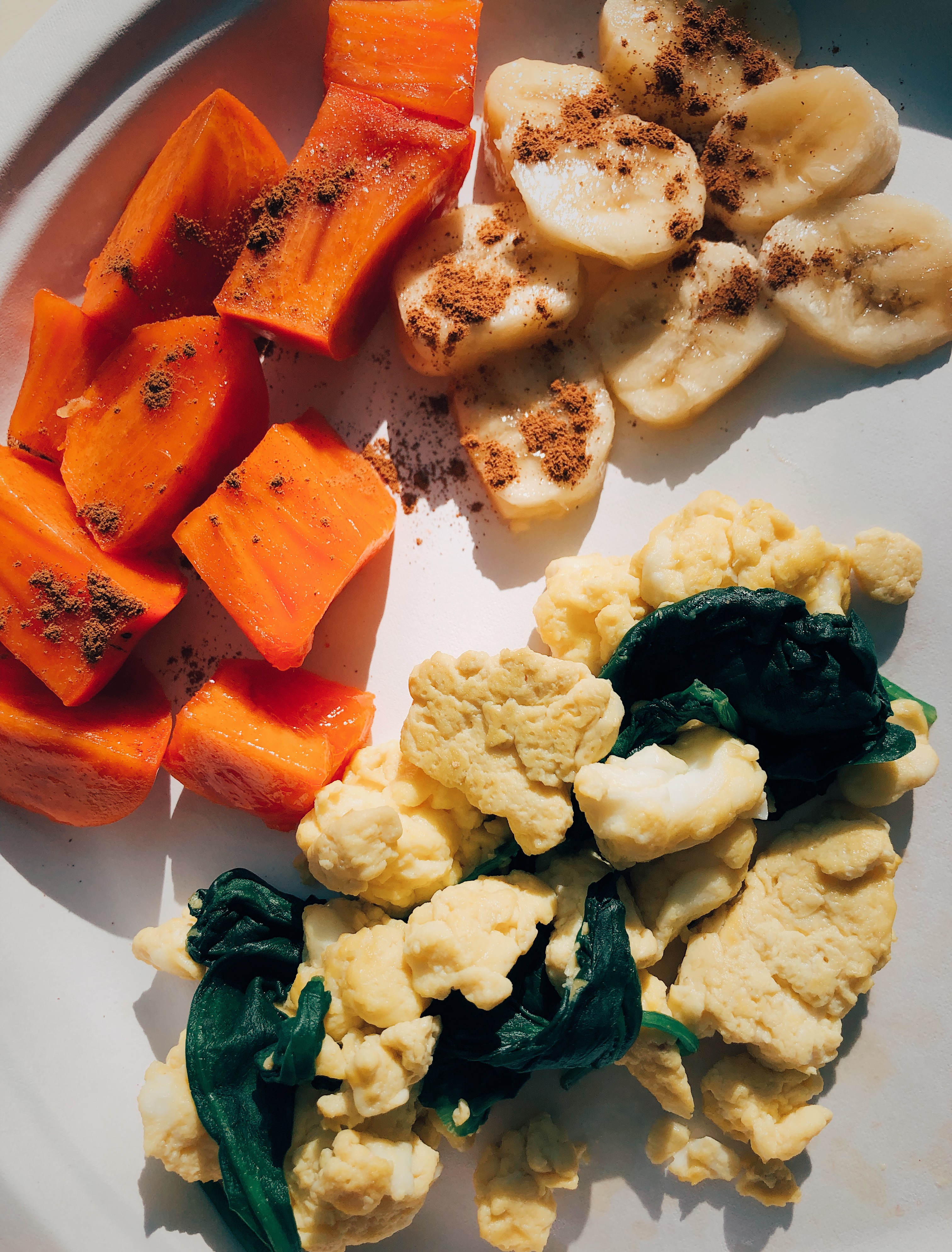 Scrambled egg with spinach and fruit